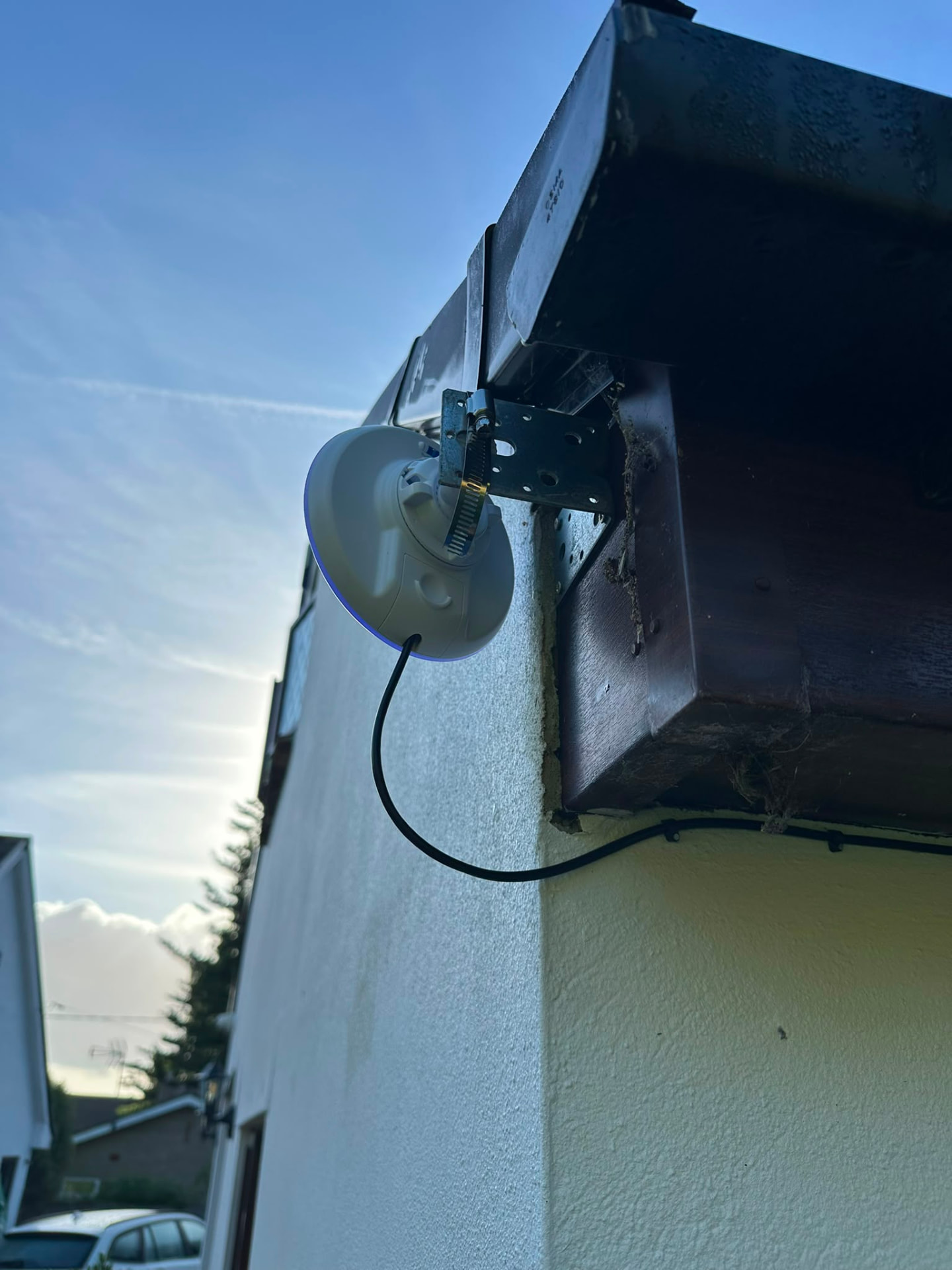 Close-up of the wireless building bridge mounting bracket and external cable